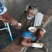 TPSOH distributing food packets to street dwellers for 3 days